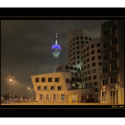 Gehry  Haus mit Rheinturm